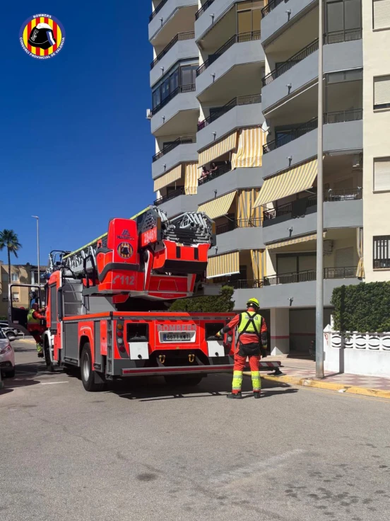 Los bomberos rescatan a una mujer tras sufrir una caída en su vivienda de Xeraco