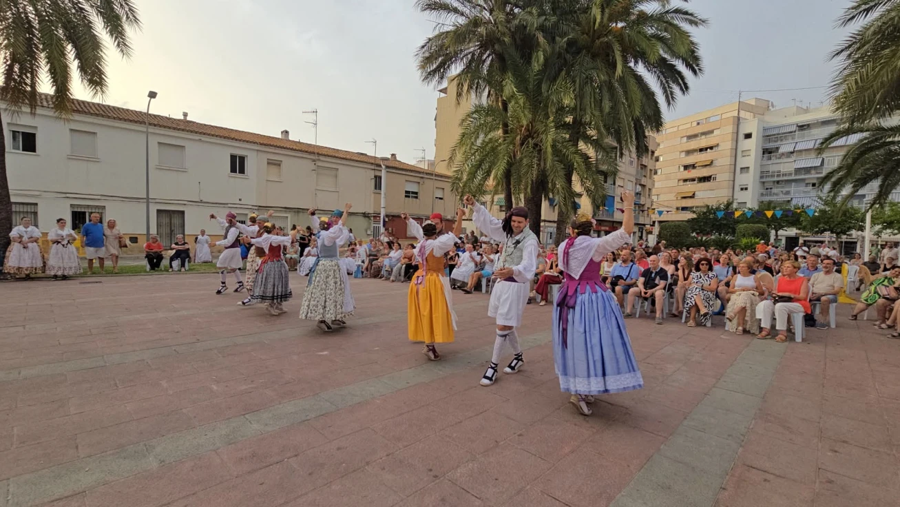 El paseo marítimo de la playa de Gandia acoge hoy el espectáculo tradicional 'Un berenar de Pasqua'