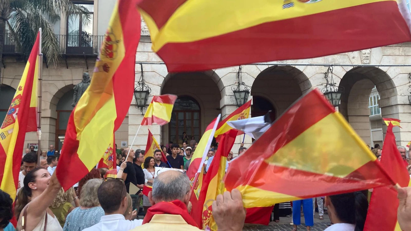 La Plaza Mayor de Gandia, abarrotada de gente en el día de Ceuta
