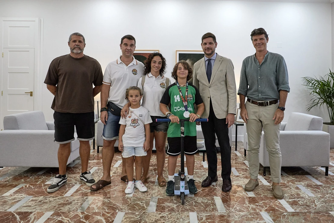 Gandia reconoce los éxitos del joven deportista Eric Miñana en scooter freestyle