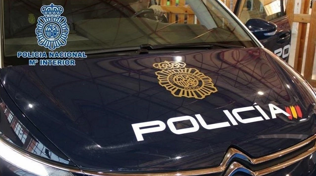 Detenido por presuntamente agredir a su pareja y arrojarla de un coche en marcha en la playa de Gandia