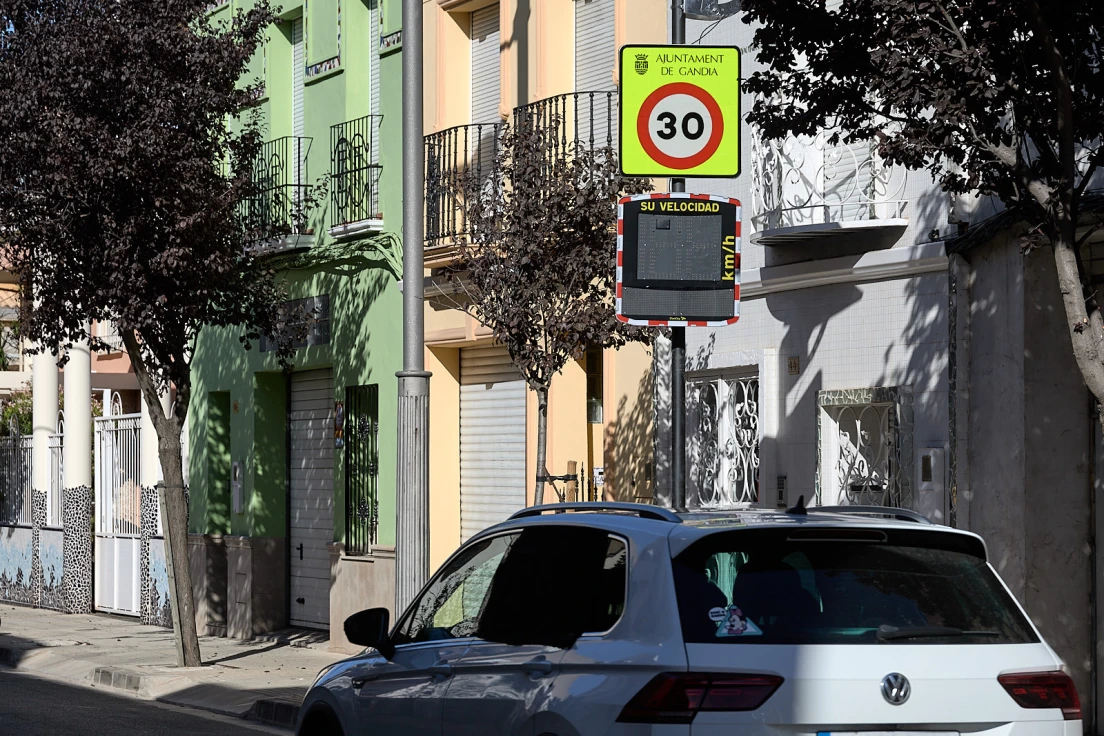 Gandia amplía su red de radares pedagógicos para mejorar la seguridad vial