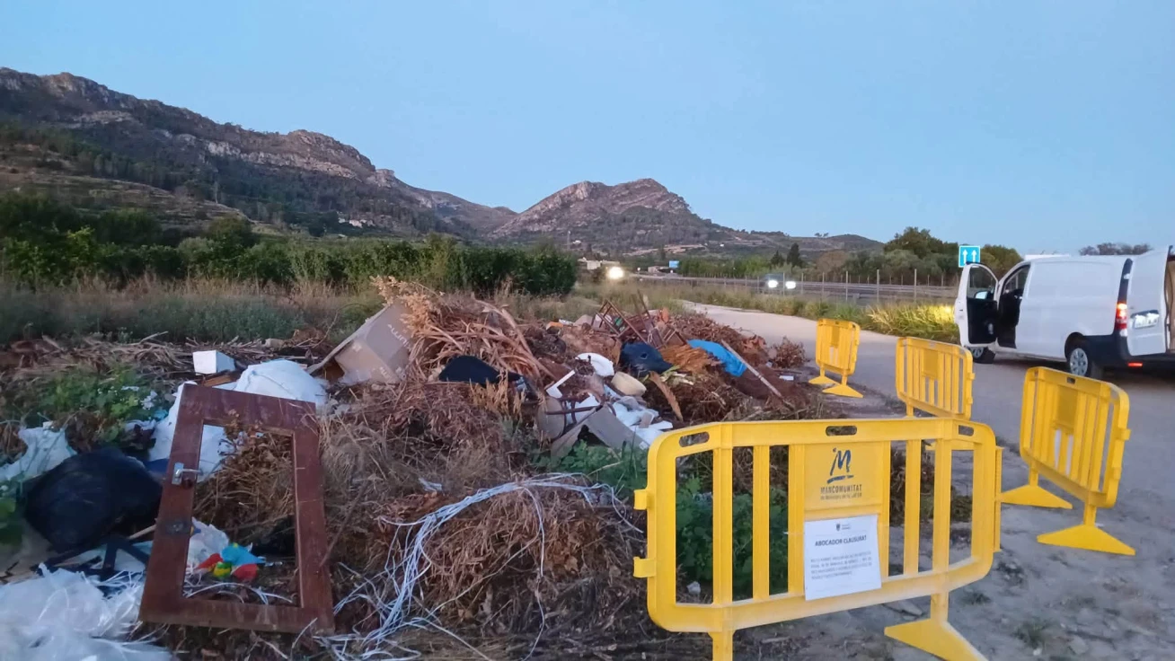 Tolerancia cero frente al abandono de basura en Almiserà: el municipio pide civismo bajo amenaza de sanción