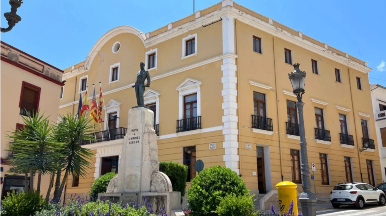 Oliva aprueba la segregación de locales en planta baja con altillos