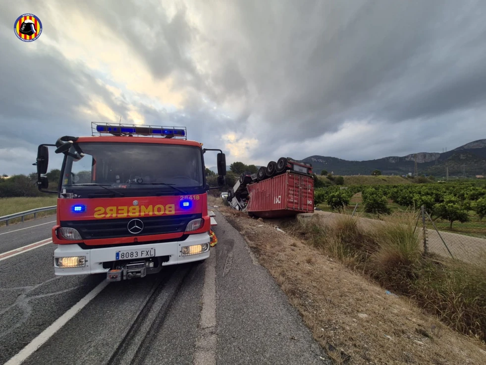 Fallece el conductor de un tráiler tras caer por un terraplén en Xeresa