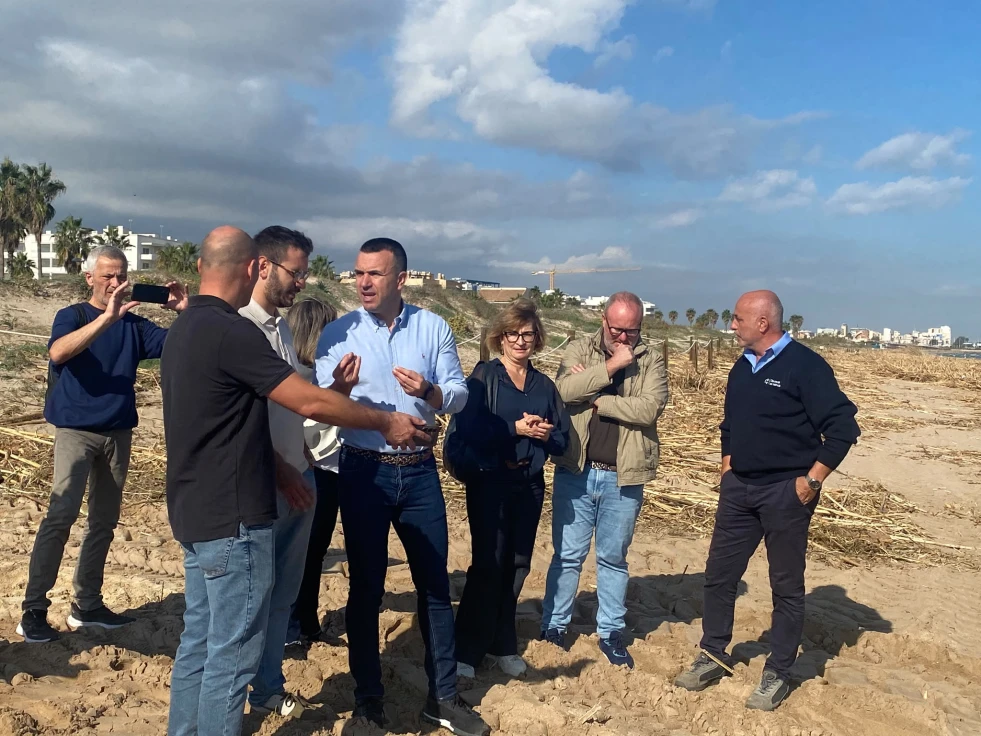 La Diputación de Valencia empieza a retirar las cañas de la playa de Daimús