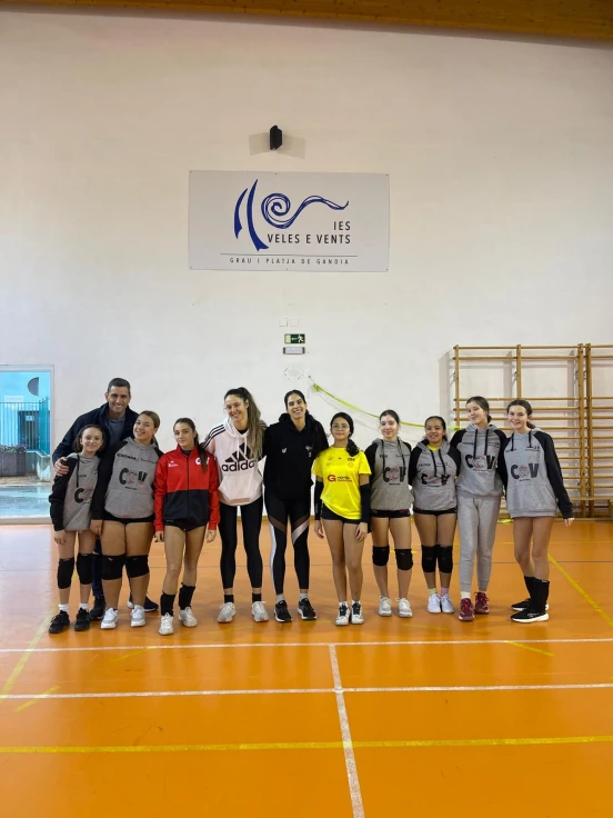 El Club de Voley Arenas de Gandia mantiene la actividad navideña a pleno ritmo en el Instituto Veles e Vents