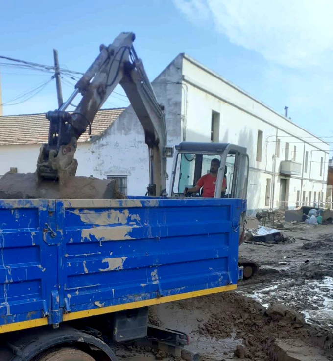 Miramar sigue recogiendo material y comida y acude a ayudar en la retirada de muebles y coches a Algemesí