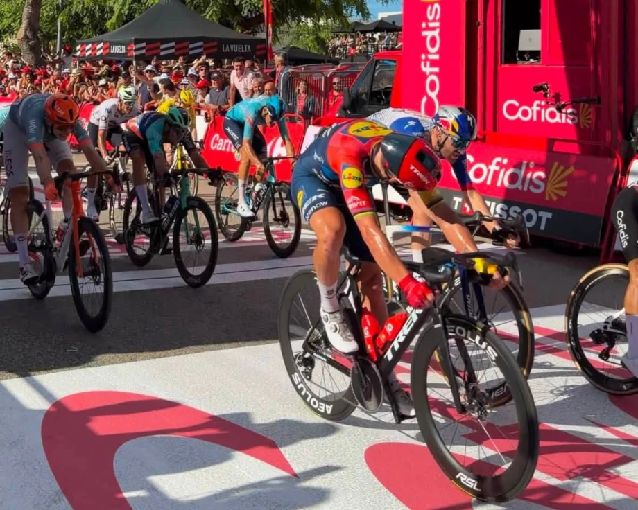 Xeraco corona una jornada histórica de La Vuelta con el triunfo de Bryan Coquard