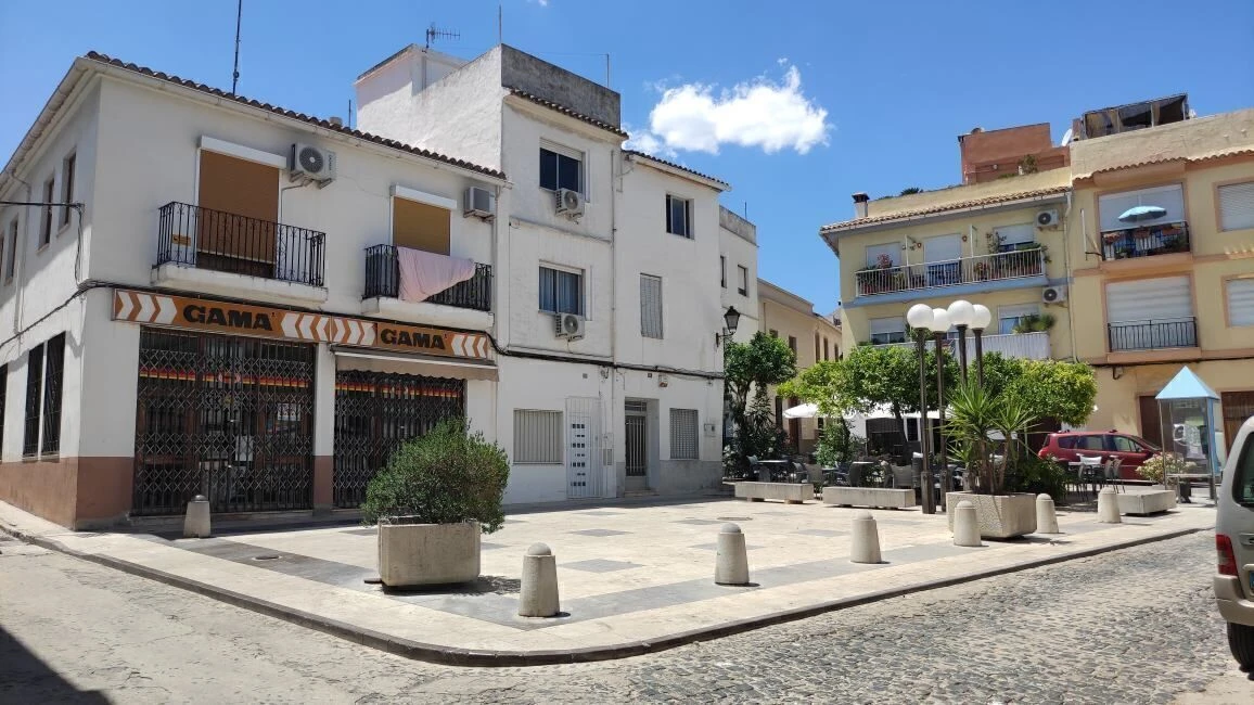 Oliva pide la colaboración vecinal para renovar los plafones cerámicos que identifican las calles