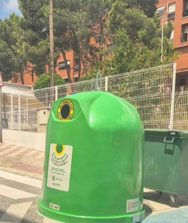 Tavernes renueva y amplía la red de contenedores destinada al reciclaje de vidrio