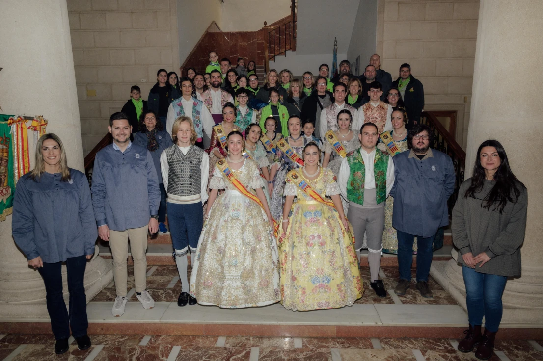 El Ayuntamiento de Gandia recibe la tradicional visita de la Falla Plaça del Mercat