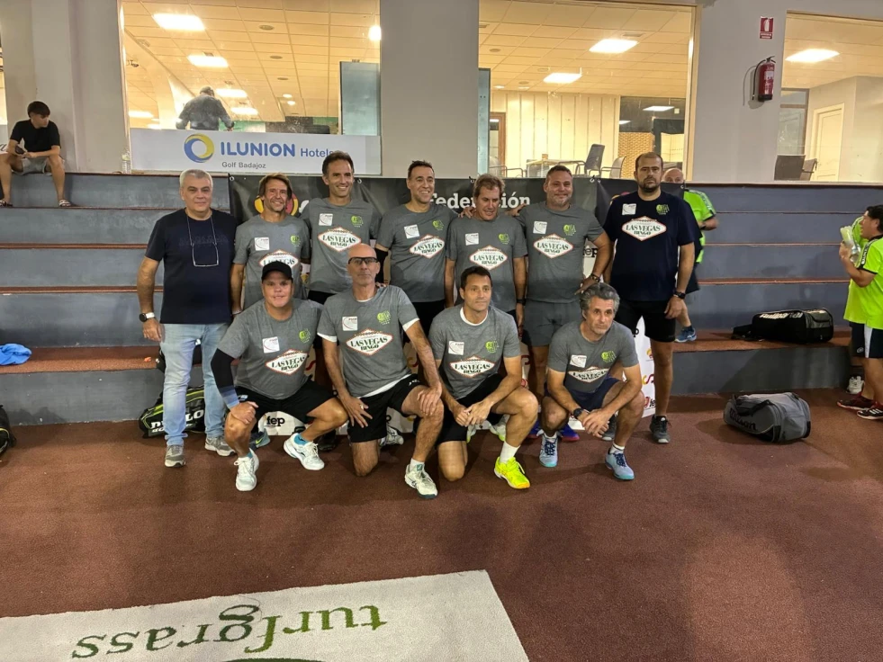 Un vecino de Daimús se proclama campeón de España de pádel veterano por equipos de segunda categoría con el club R.E.P. de Madrid