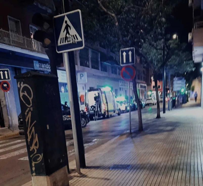 Un hombre resulta herido tras precipitarse desde un edificio en la calle San Rafael de Gandia