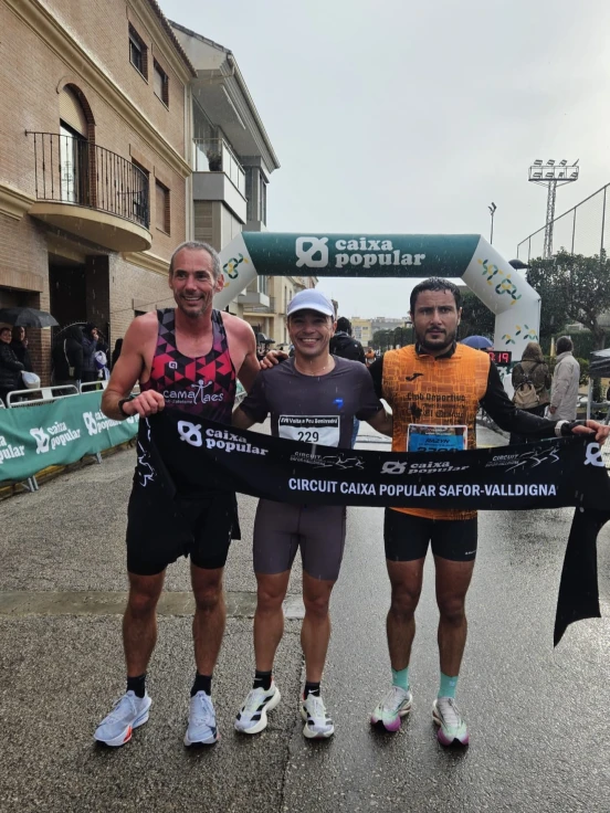 Inma Albert y Salva Fluixà se coronan en la XVII Volta a Peu a Benirredrà