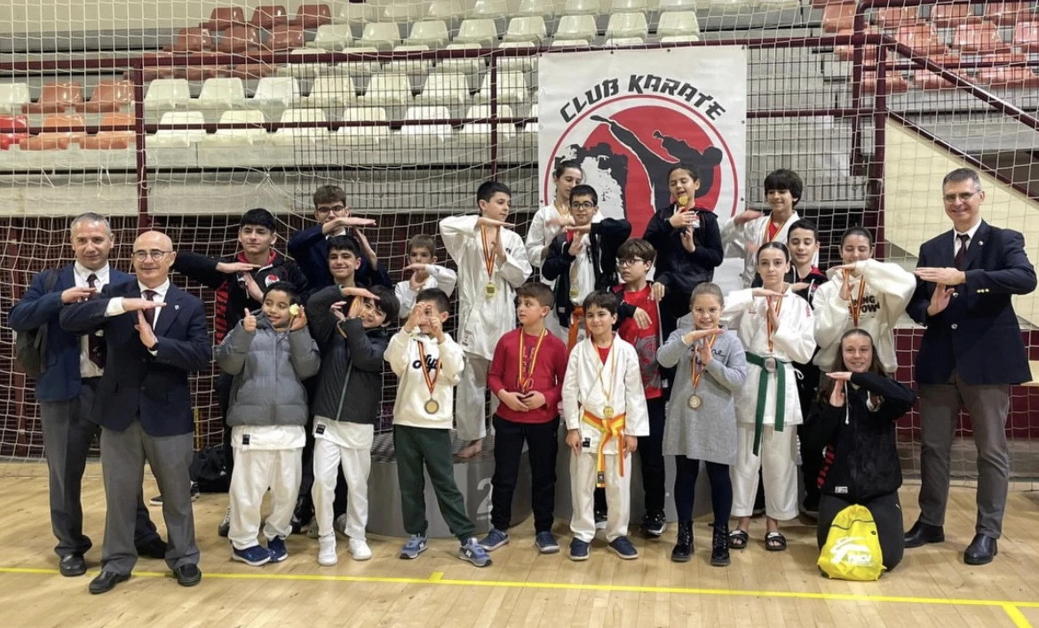 El Club Tora Kai Gandia logra un excelente botín de medallas en el Trofeu de Nadal de Paterna