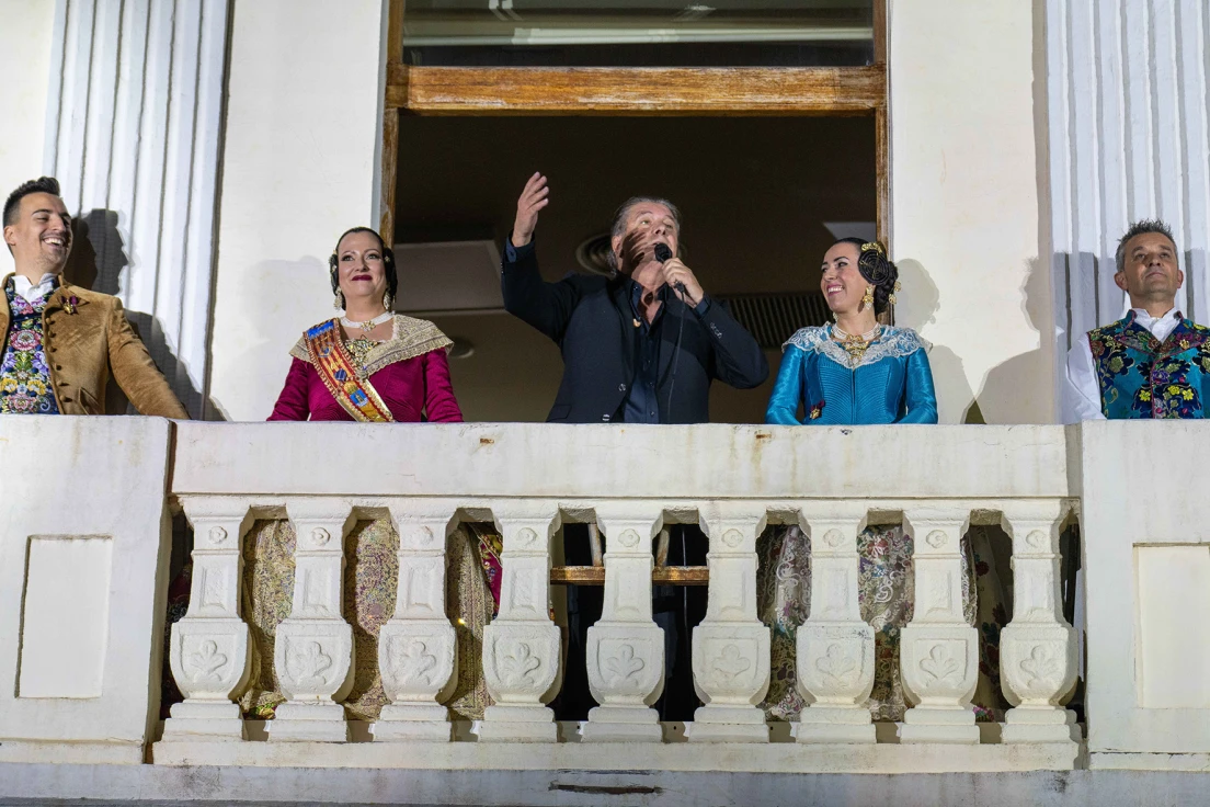 La fallera mayor de Tavernes, Maria Ciscar, recibe la llave de la ciudad y anuncia que ya estamos en Fallas