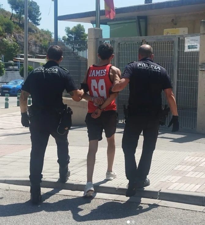 La Policía Local de Tavernes detiene a un hombre por el robo de varios móviles a bañistas
