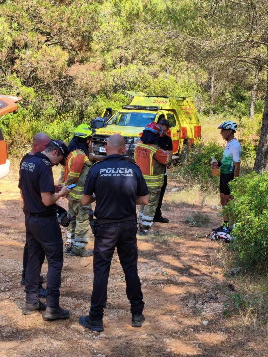 Rescatan a un ciclista desorientado en una zona de montaña de difícil acceso en Tavernes de la Valldigna