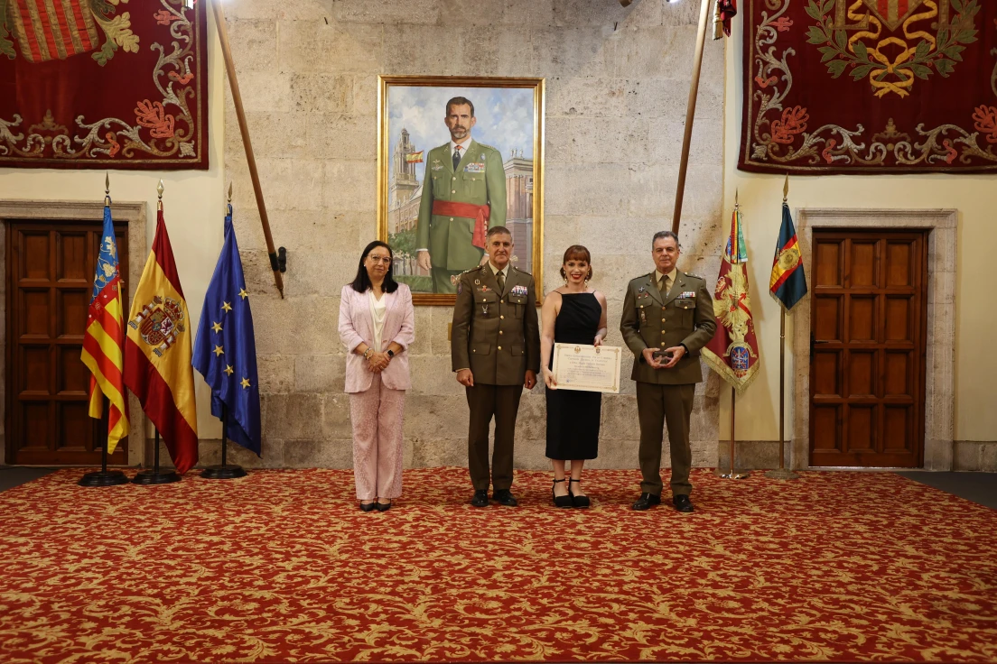 Una estudiante gandiense recibe uno de los 27 reconocimientos a la excelencia académica universitaria otorgados por la Capitanía General de Valencia