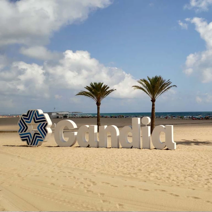 'Botigues a la Mar' regresa a la playa de Gandia para promocionar el comercio local