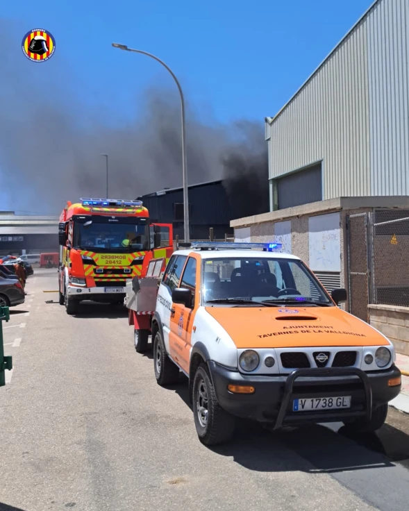 Los bomberos evitan la propagación de un incendio en un taller de Tavernes de la Valldigna