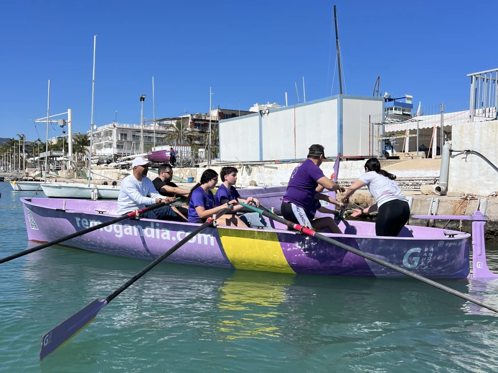 Club Rem Grau Gandia amplía su escuela de remo con una nueva embarcación de iniciación