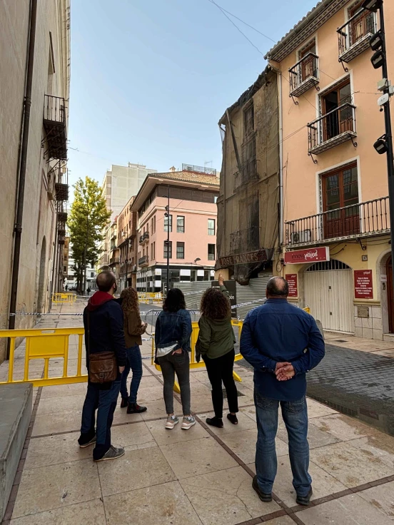 Sin incidentes tras el desprendimiento de la cornisa de un edificio en ruinas frente al Palacio Ducal de Gandia