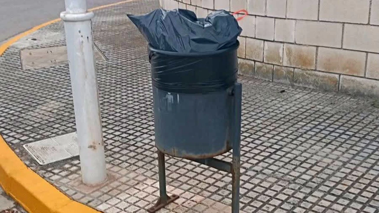 Actos incívicos en Guardamar: denuncian el abandono de basura fuera de los contenedores