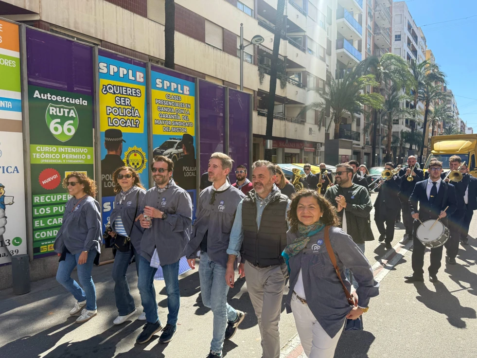 El Secretario General del PPCV, Carlos Gil, y el Vicepresidente del Consell, José Díez, acompañan al PP de Gandia en las Fallas