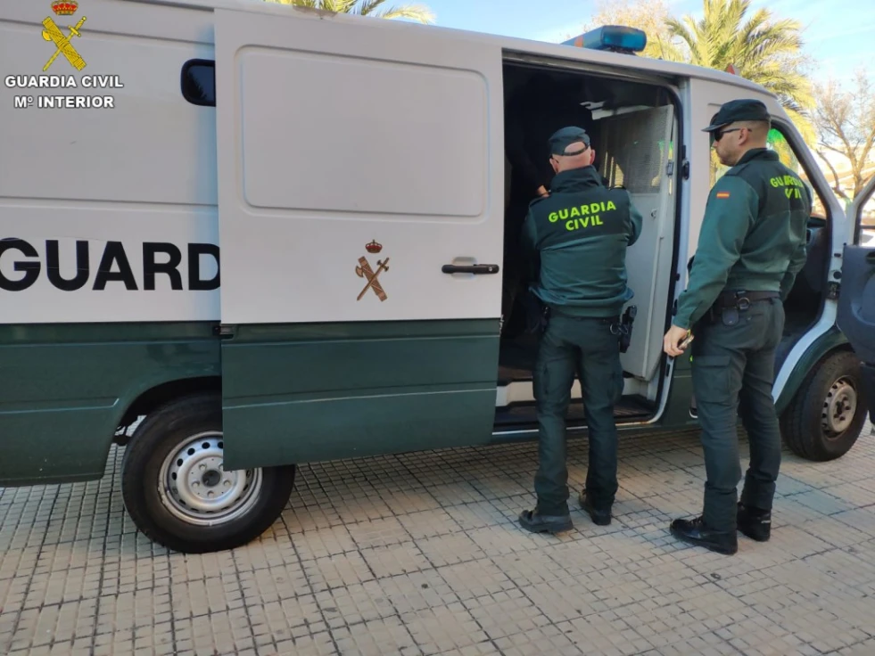 La Guardia Civil detiene en El Real de Gandia y Almoines a los autores de robar y darle una paliza a un repartidor de paquetería