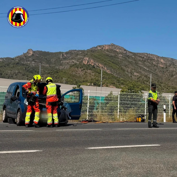 Los bomberos liberan a un hombre atrapado en un vehículo tras sufrir un accidente en Xeraco