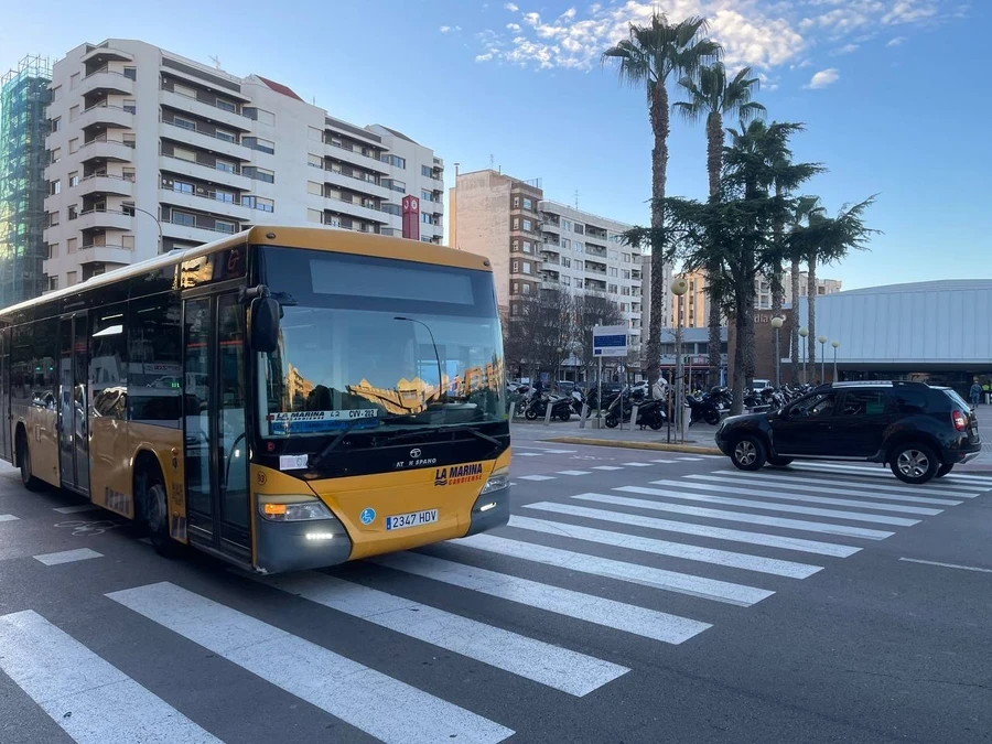 Polémica en Gandia por los retrasos del transporte público en el inicio de la temporada turística