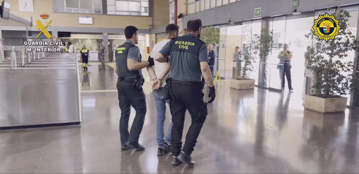 Prisión para una pareja con orden de alejamiento detenida por la Guardia Civil por robar en viviendas de Oliva y Cullera