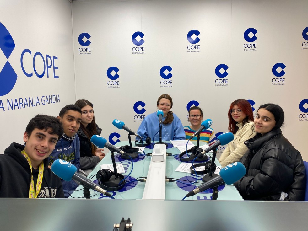 Visita del taller de radio del María Enríquez de Gandia