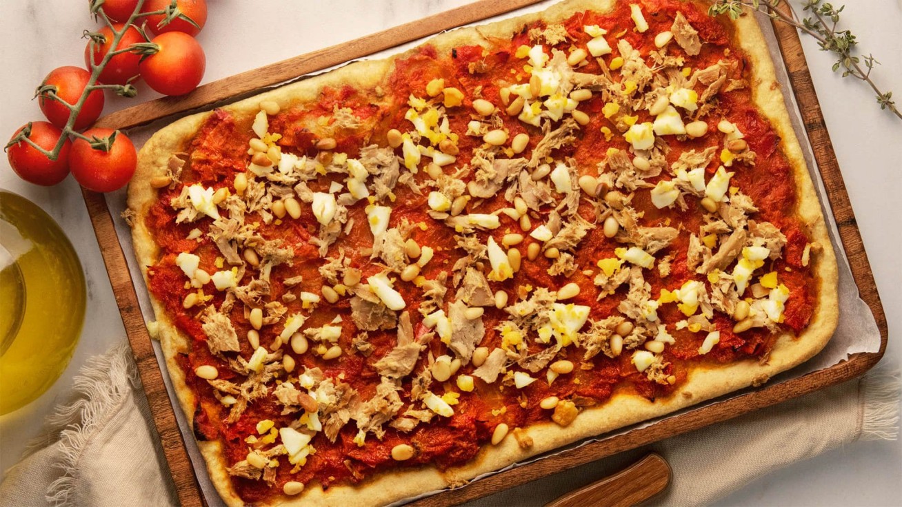 Coca de tomate y atún