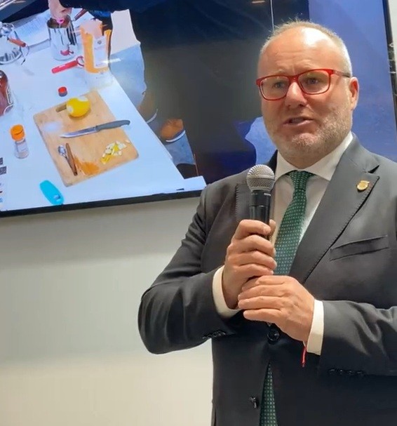 Xeraco conquista Fitur a ritmo de cremaet y tradición