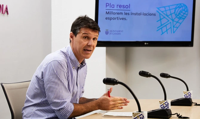 Jesús Naveiro refuerza en FITUR la unión entre deporte y turismo como motor de Gandia