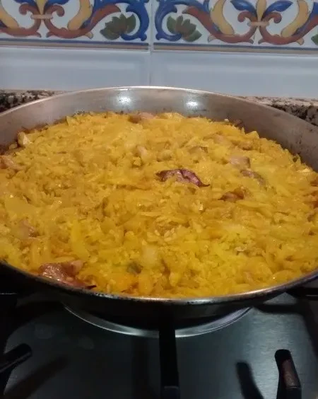 Paella de cebolla y bacalao