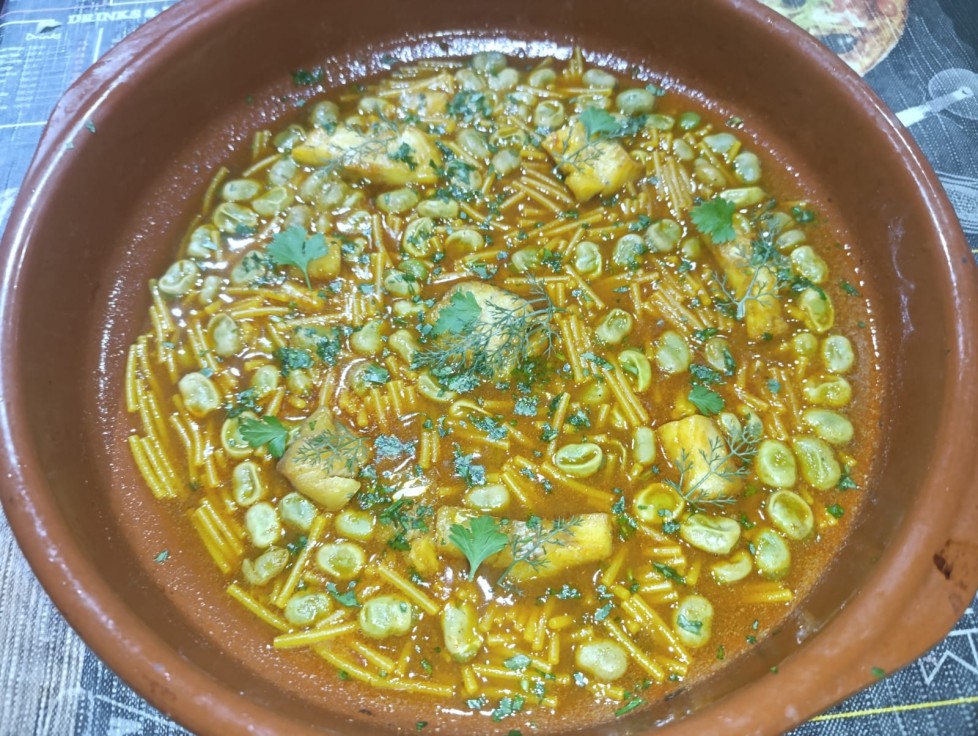 Cazuela de fideos con habas y bacalao