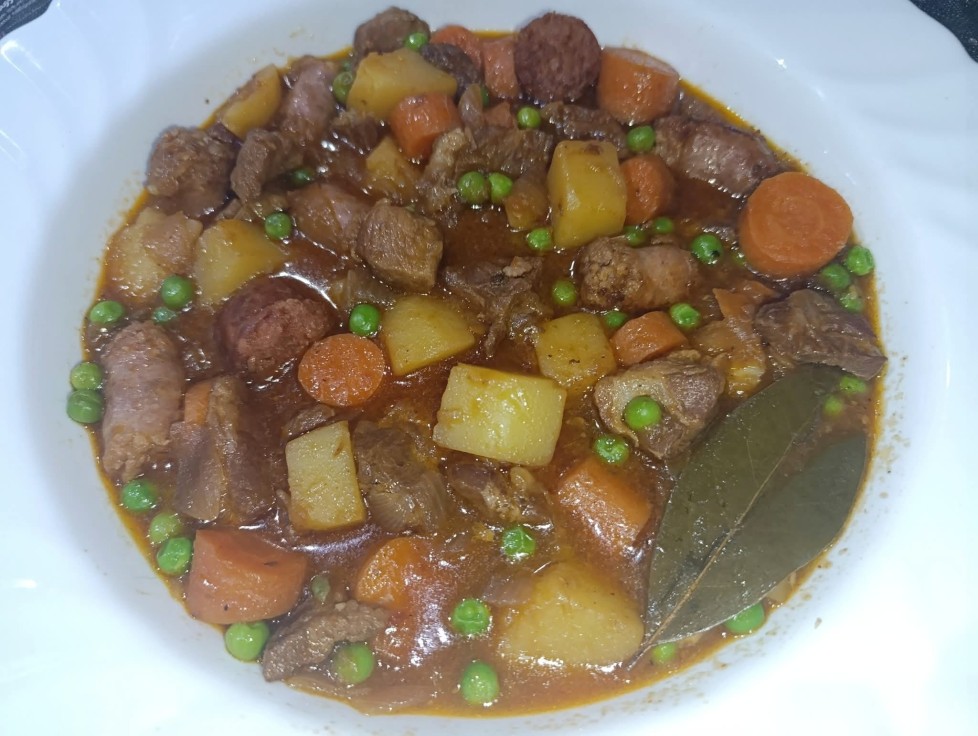 ESTOFADO DE CERDO CON PATATAS Y VERDURA