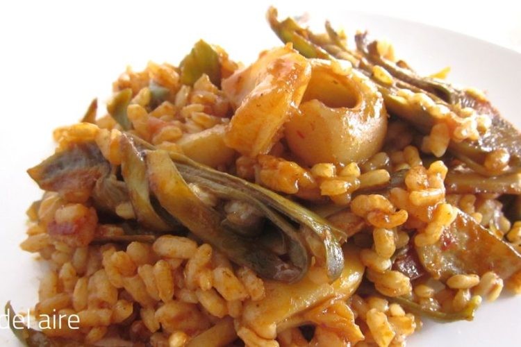 Paella de sepia, habas y alcachofas