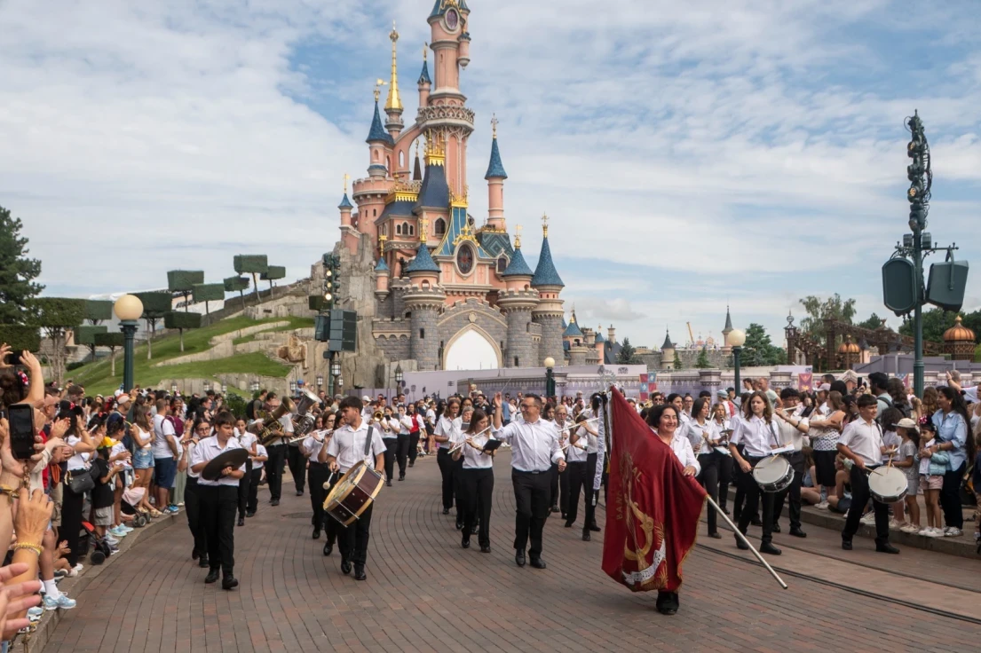 Oliva llega hasta Disneyland París de la mano de l'Associació Artístico-Musical