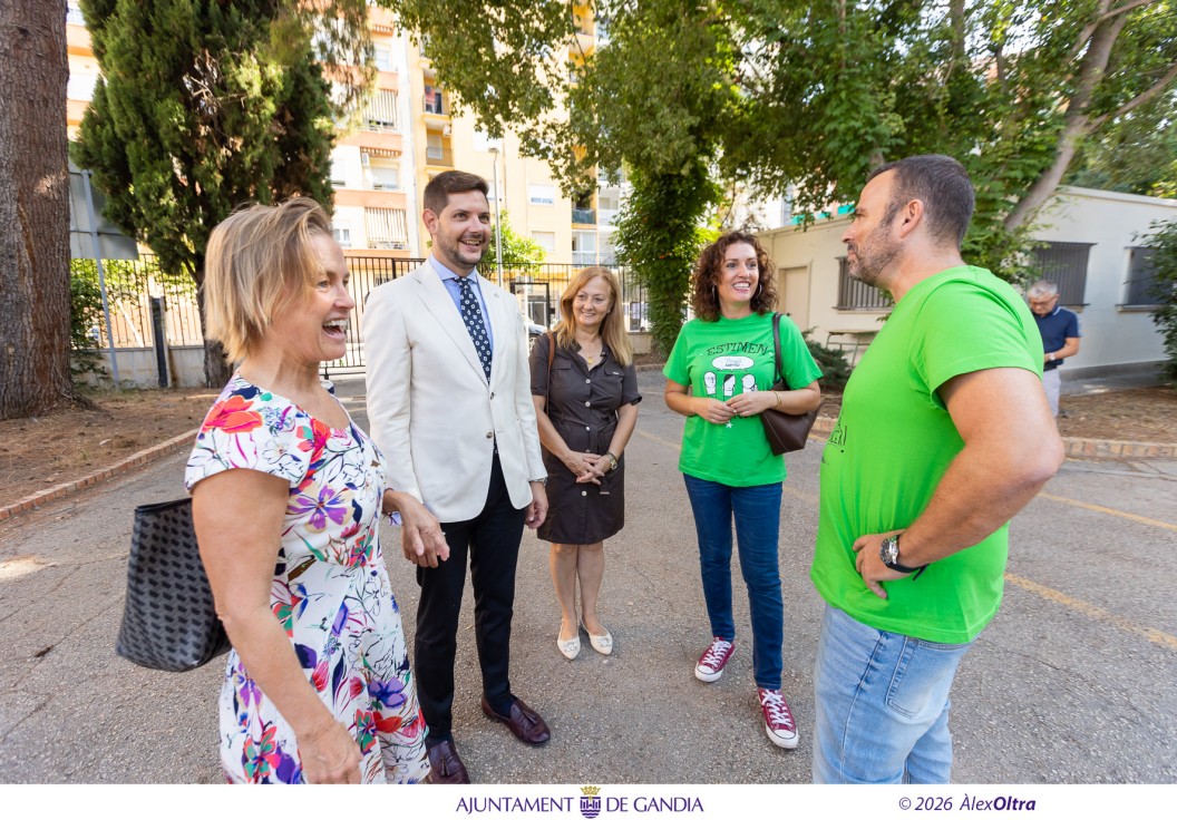 Prieto y Sapena visitan los centros escolares en el primer día de clase