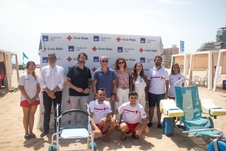 Cruz Roja y Fundación AXA vuelven a traer una zona de baño asistido para personas con discapacidad