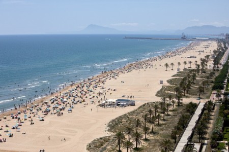 Hasta el lunes los comercios de Gandia ofrecen sus productos en la playa con 'Botigues a la Mar'