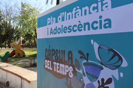 Oliva coloca una «Cápsula del tiempo» en el Hort de la Bosca con la participación de toda la comunidad educativa