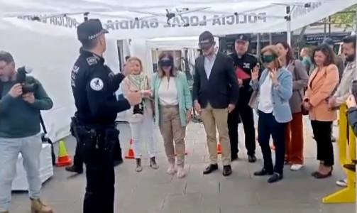 Los políticos de Gandia comprueban ante la Policía Local los efectos virtuales del alcohol al volante