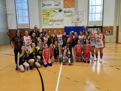 El Club de Baloncesto Tavernes celebra el triunfo de sus equipos