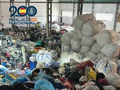 La Policía Nacional detiene a dos grupos delictivos dedicados a robar en contenedores de ropa usada entre ellos en la Safor